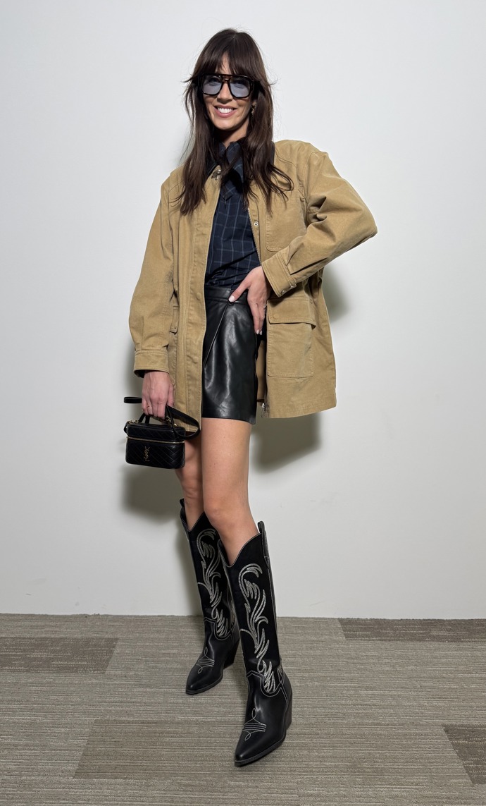 Stejně tak si bosé nohy žádají i šortky s kovbojkami. 