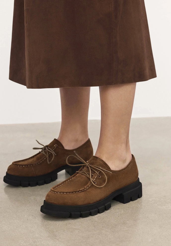 Ke klasickým a robustním mokasínám nyní trendují i chunky boots, které jsou na zavazování a mají zase o trošku jiný šmrnc. 