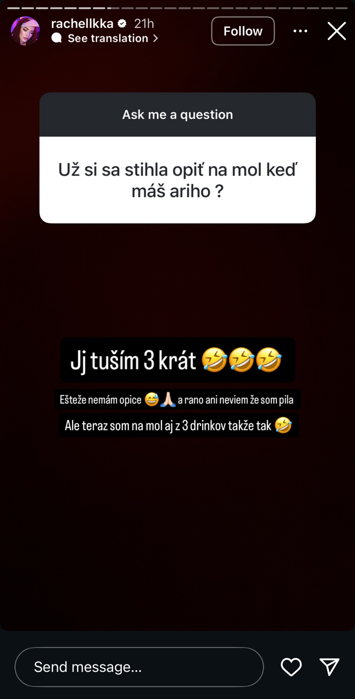 Rachel odpovídala na otázky. 