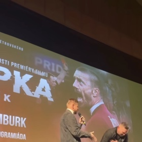 Tomáš Řepka se přítomným klaněl. 