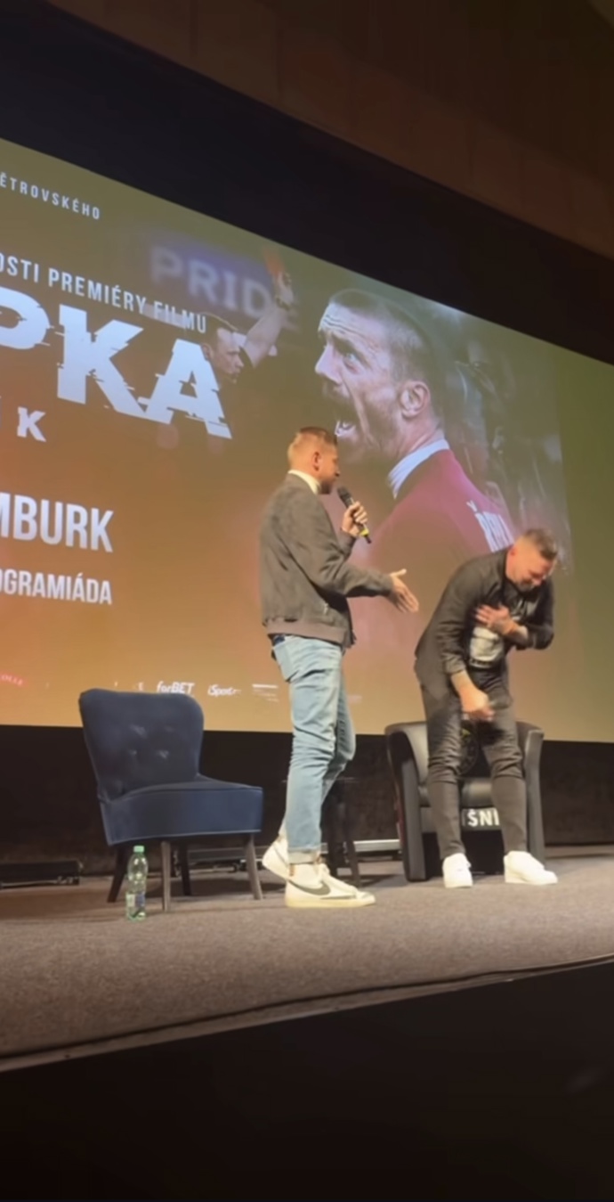 Tomáš Řepka se přítomným klaněl. 