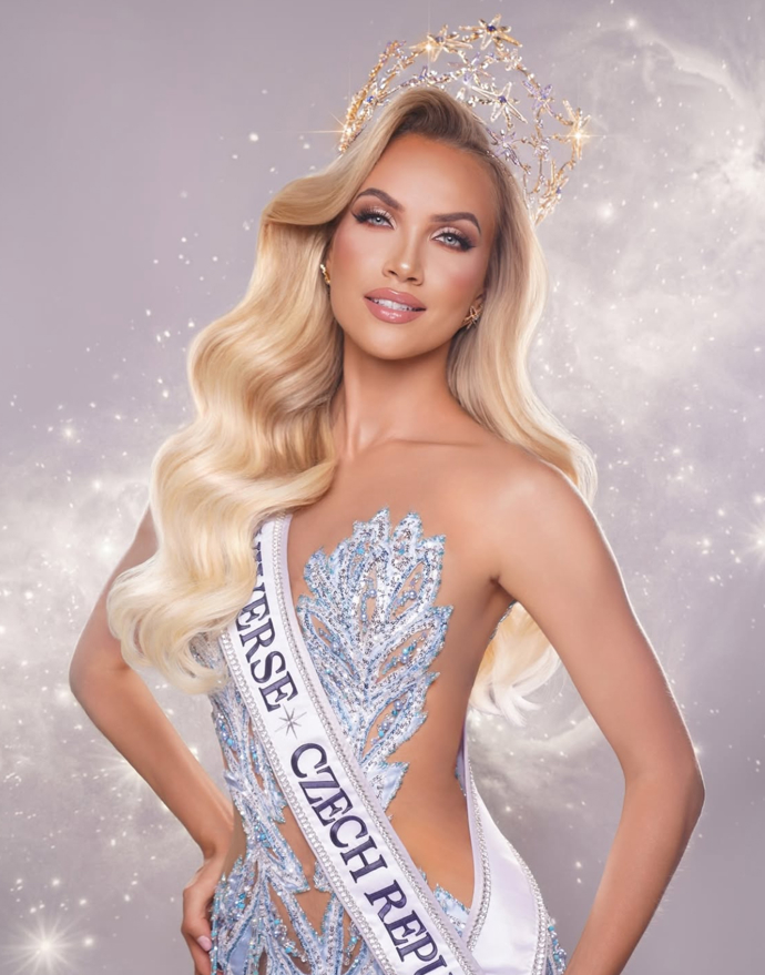 Michaela Tomanová září na Miss Universe 2025. 