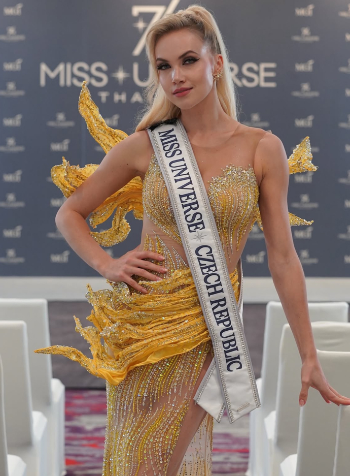 Michaela Tomanová si Miss Universe 2025 viditelně užívá. 