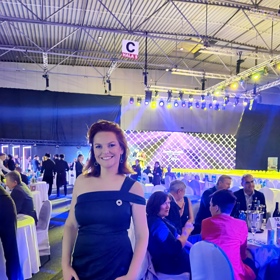 Kvízová dáma vynesla smaragdově zelenou róbu ozvláštněnou jednou ze svých broží. 