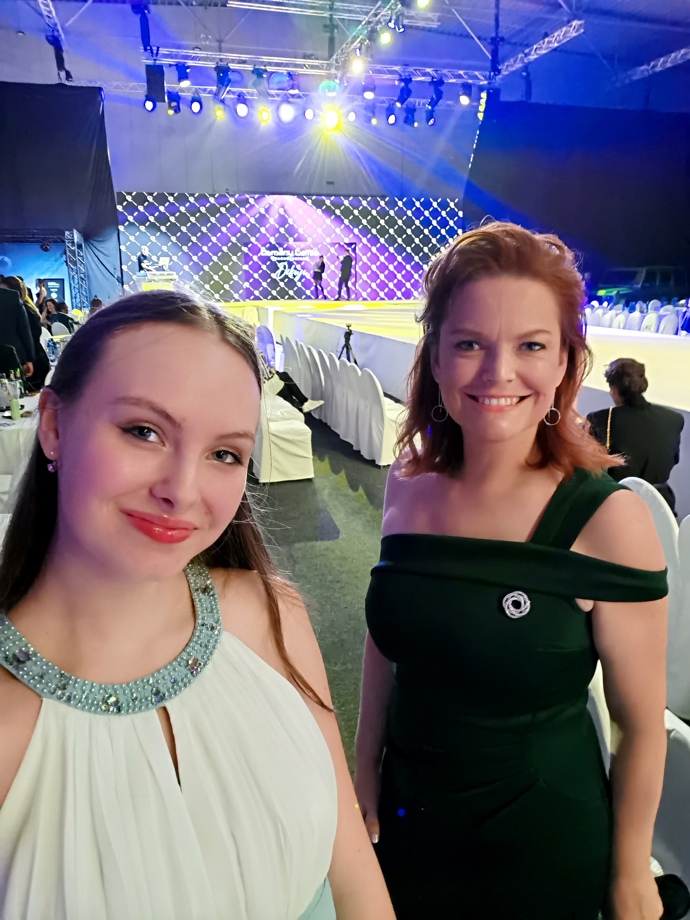 Společnost jí dělala starší dcera Eliška. 