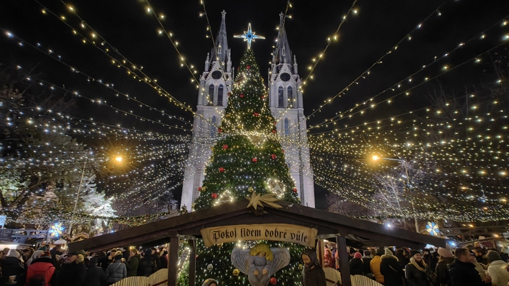 Vánoční trhy na náměstí Míru vypadají kouzelně.