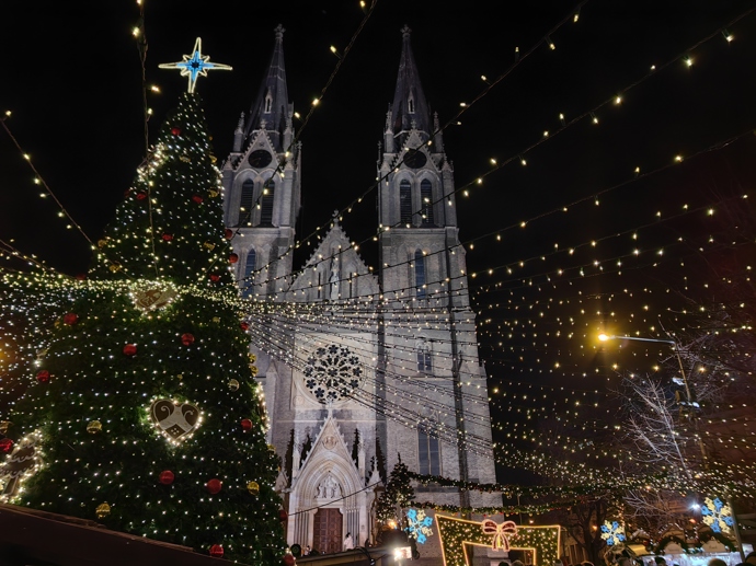 Vánoční trhy na náměstí Míru jsou hojně navštěvované.