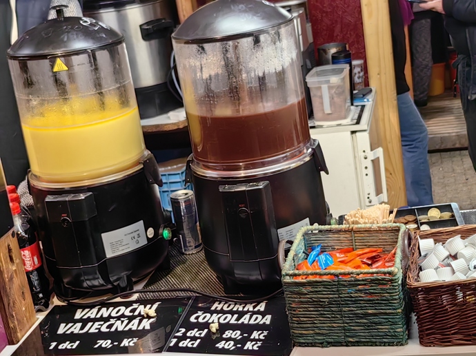 Vánoční trhy na náměstí Míru. Deci vaječňáku vyjde na 70 korun.