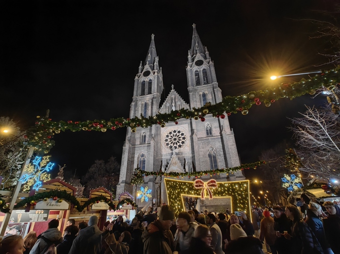 Vánoční trhy na náměstí Míru přilákaly stovky lidí.