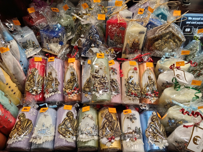 Na vánočním trhu na náměstí Míru nechybí ani svíčky.