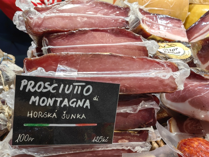 Vánoční trhy na náměstí Míru nabízí i italské speciality.