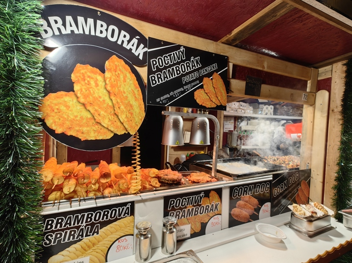 Vánoční trhy na náměstí Míru.