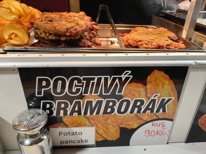 Vánoční trhy na náměstí Míru nabízí také klasické bramboráky.