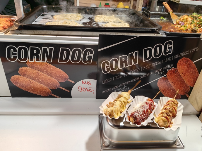 Vánoční trhy na náměstí Míru nabízí spoustu jídla.