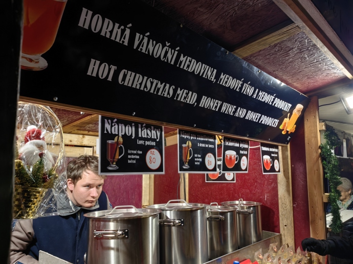 Vánoční trhy na náměstí Míru lákají i na tradiční medovinu.