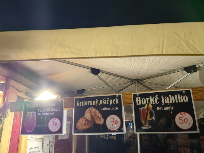 Vánoční trhy na náměstí Míru.