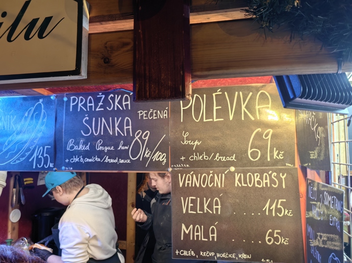 Vánoční trhy na náměstí Míru nabízí širokou škálu různých pochutin.