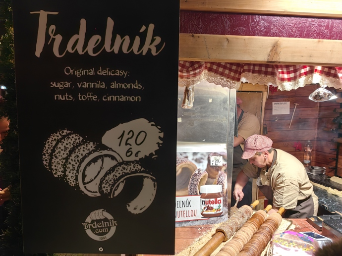 Vánoční trhy na náměstí Míru nabízí i tradiční trdelník.