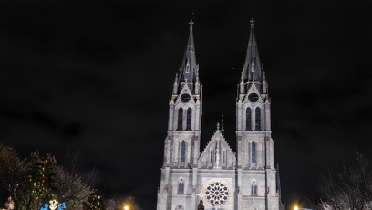 FOTO: Vánoční trhy na náměstí Míru se konají před kostelem sv. Ludmily.