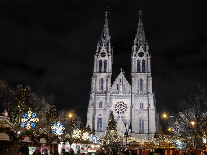 Vánoční trhy na náměstí Míru se konají před kostelem sv. Ludmily.