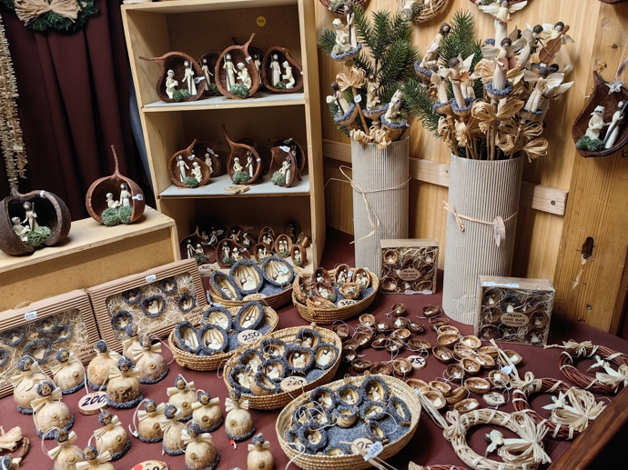 Vánoční trhy na náměstí Míru nabízejí i vánoční dekorace.