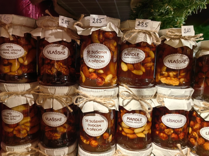 Vánoční trhy na náměstí Míru nabízejí širokou škálu různých pochutin.