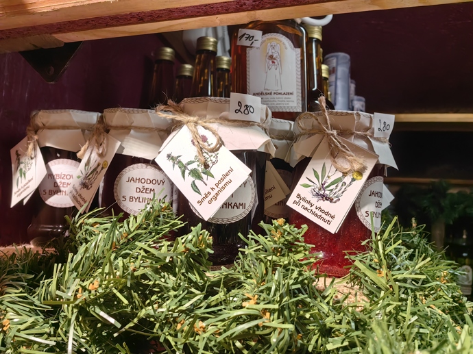 Vánoční trhy na náměstí Míru nabízejí širokou škálu různých pochutin.