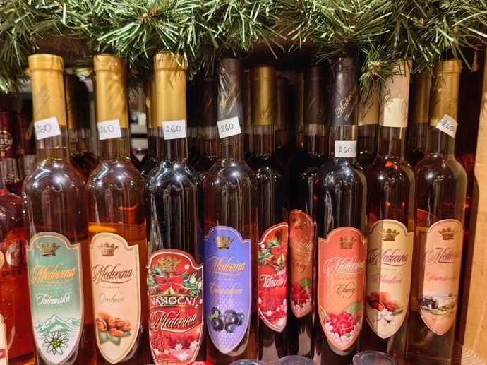 Vánoční trhy na náměstí Míru nabízejí i něco ostřejšího.