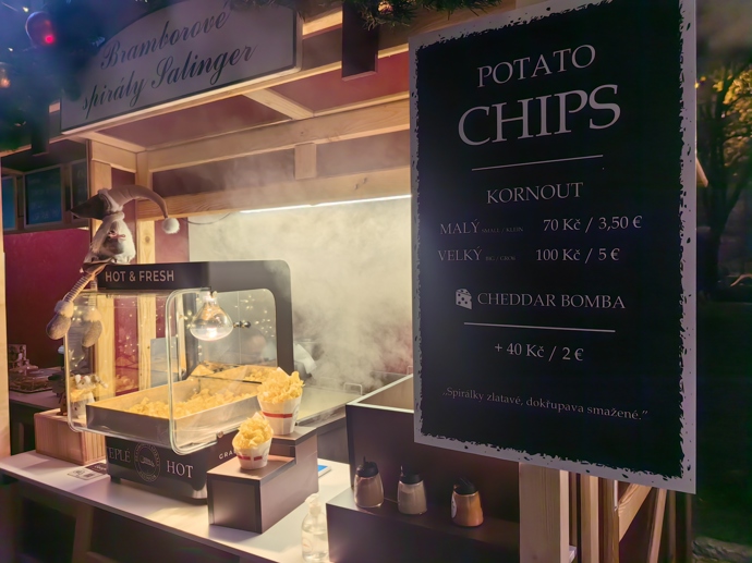 Vánoční trhy na náměstí Míru nabízí širokou škálu různých pochutin.