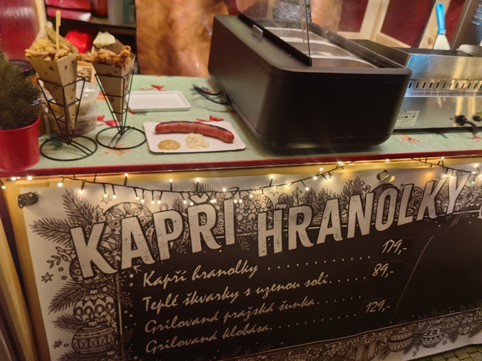 Vánoční trhy na náměstí Míru nabízí i tradiční pochutiny.