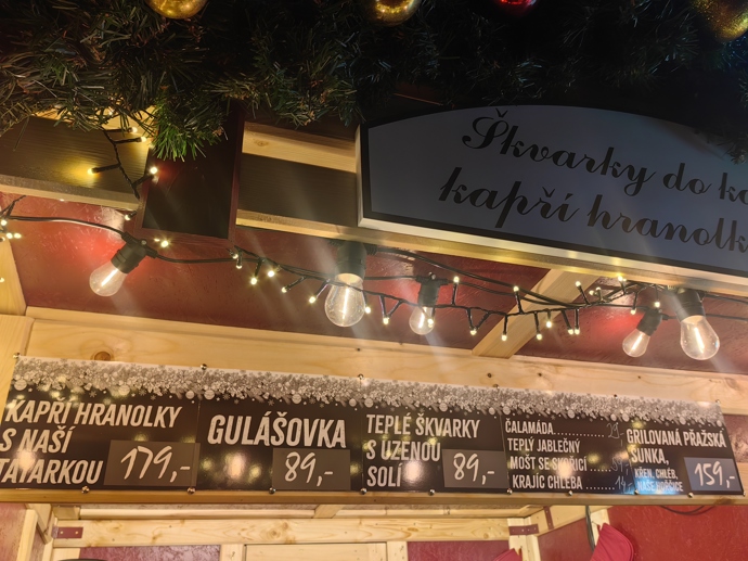 Vánoční trhy na náměstí Míru. Kapří hranolky vyjdou na 179 korun.