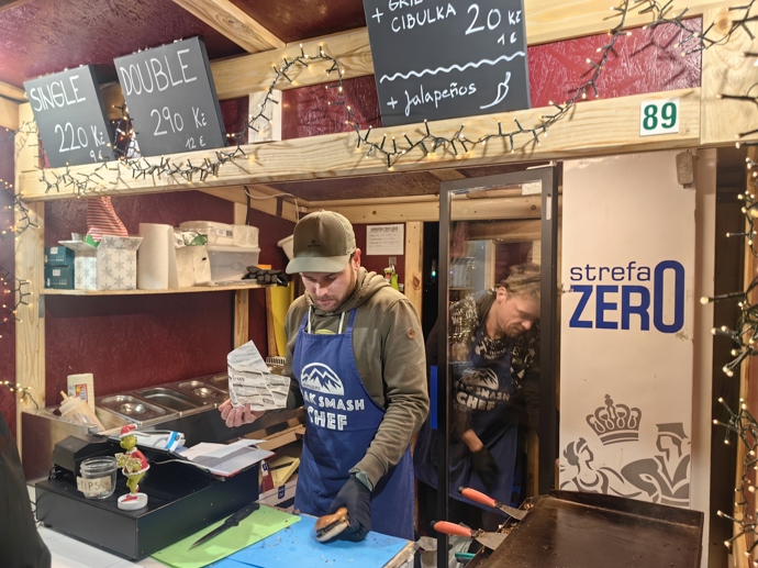 Na vánočních trzích na náměstí Míru si můžete dát i burger.