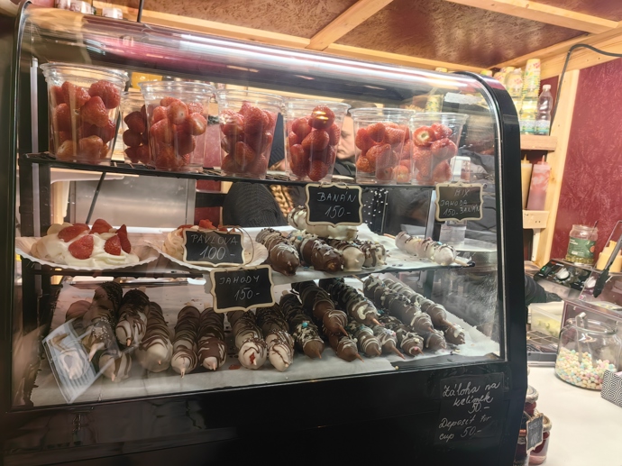 Vánoční trhy na náměstí Míru nabízí širokou škálu různých pochutin.