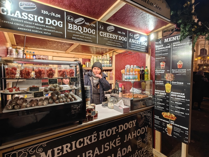 Vánoční trhy na náměstí Míru nabízí širokou škálu různých pochutin.