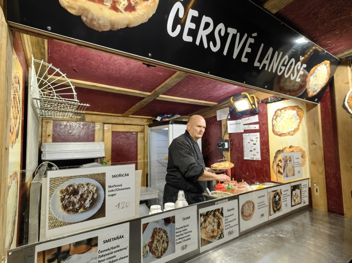 Vánoční trhy na náměstí Míru nabízejí širokou škálu různých pochutin.