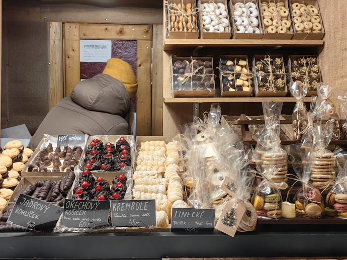 Vánoční trhy na náměstí Míru nabízí širokou škálu různých sladkostí.