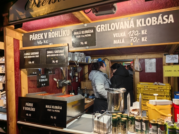 Vánoční trhy na náměstí Míru nabízejí širokou škálu různých pochutin.