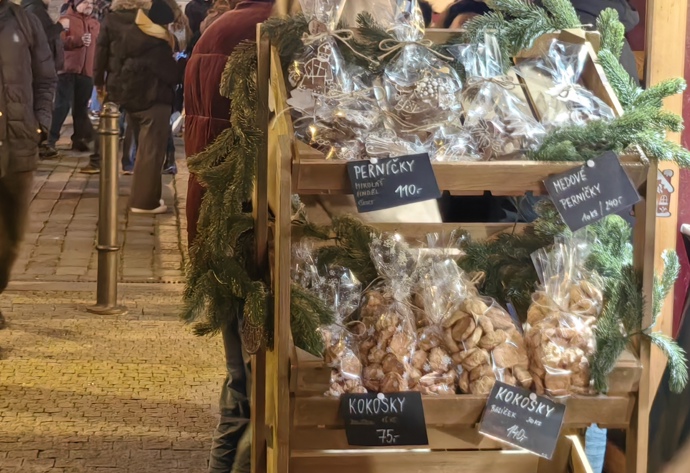 Vánoční trhy na náměstí Míru. Kokosky a perníčky jsou všude.