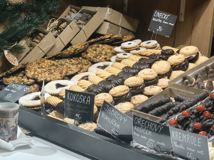 Na vánočních trzích na náměstí Míru nakoupíte spoustu sladkostí.