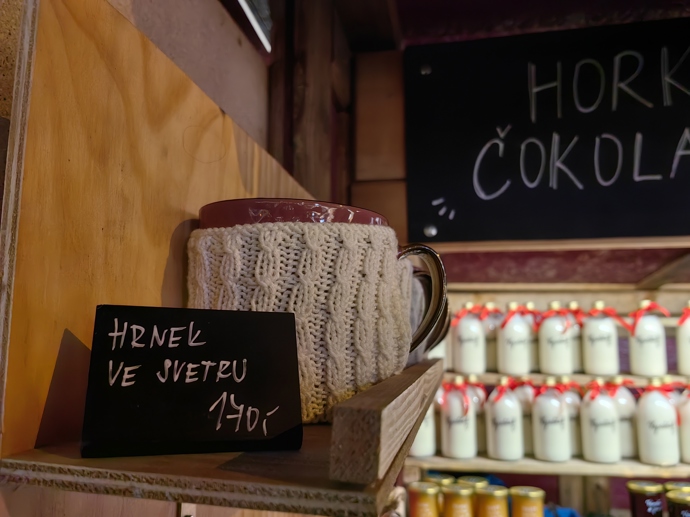 Na trzích na náměstí Míru pořídíte i dárky.