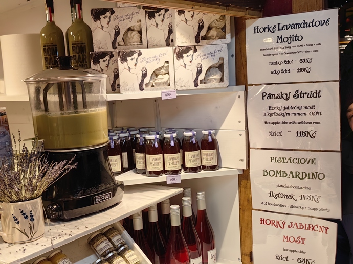 Na trzích na náměstí Míru pořídíte i dárky.