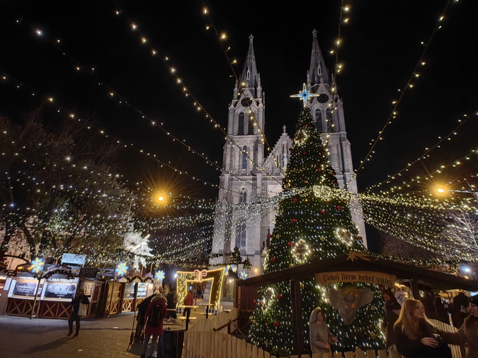 Vánoční trhy na náměstí Míru.
