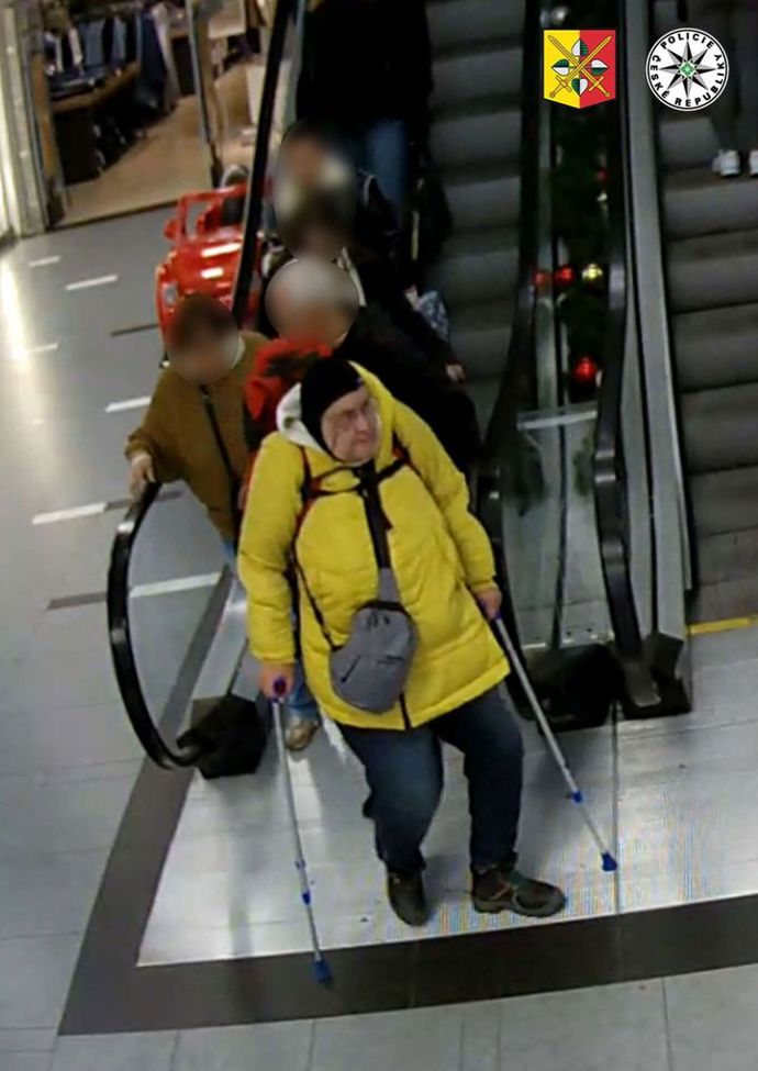 Policie hledá svědka, který měl v době útoku žlutou bundu. 