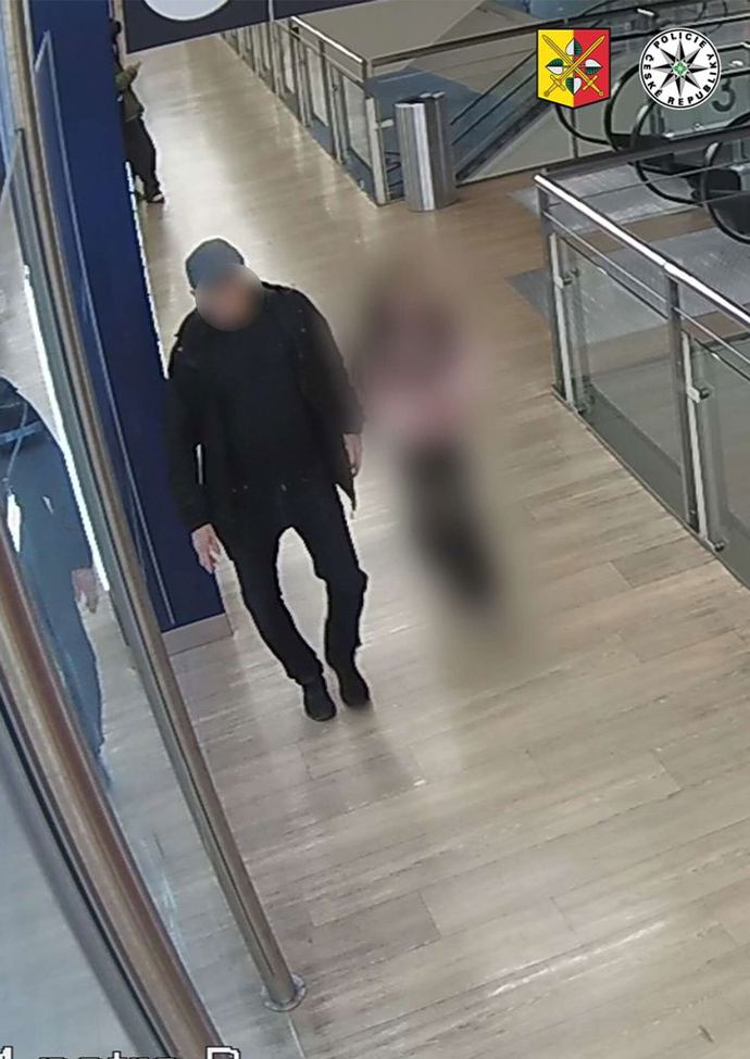 Násilník s devítiletou holčičkou. 