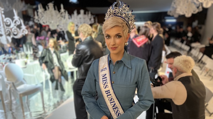 Jana Marvanová se pochlubila šerpou a korunkou.