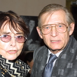 Věra Chytilová byla jako režisérka proslulá svojí svérázností. Mnozí herci s oblibou uměli napodobovat i její typický projev. Na snímku s Jiřím Kodetem.