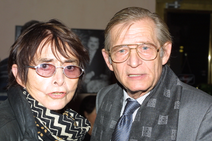 Věra Chytilová byla jako režisérka proslulá svojí svérázností. Mnozí herci s oblibou uměli napodobovat i její typický projev. Na snímku s Jiřím Kodetem.