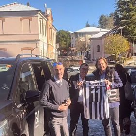 Pavel Nedvěd se fotil s fanoušky. 