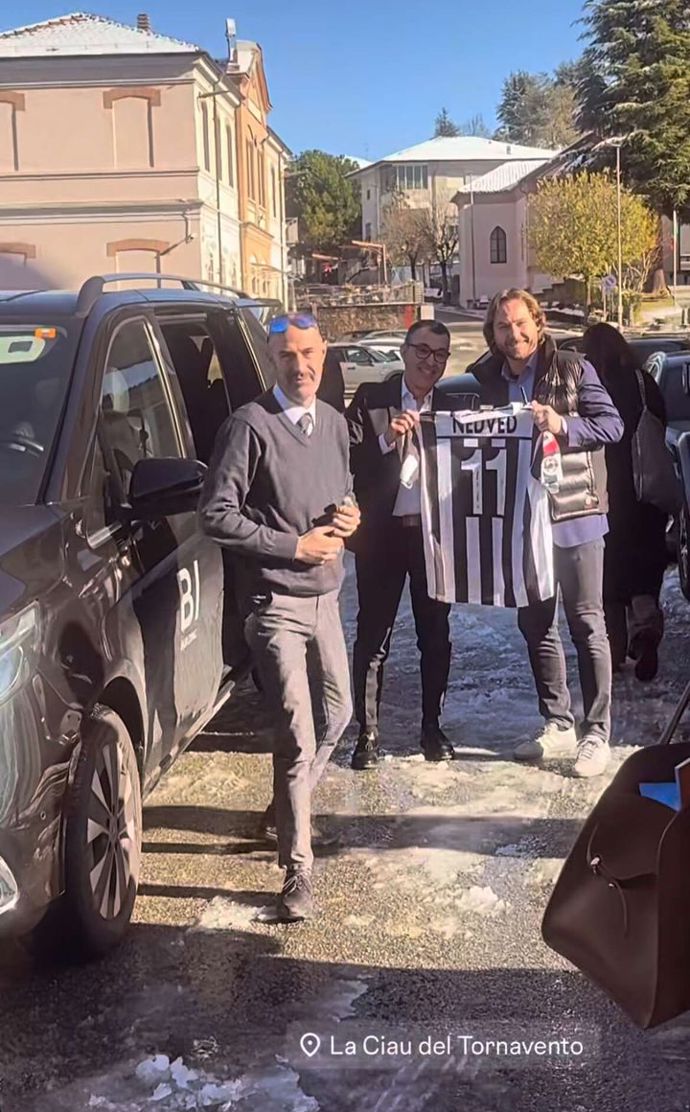 Pavel Nedvěd se fotil s fanoušky. 