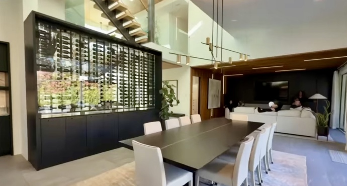 Dům má čtyři patra. 